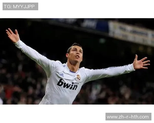 精美球星摆件足球收藏品展现运动激情与艺术魅力完美结合